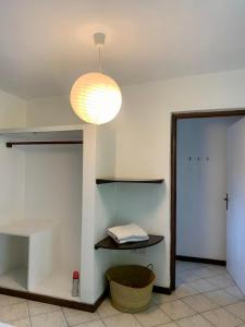 Habitación con estante y lámpara. en Baobab Village Studio, en Dar es Salaam