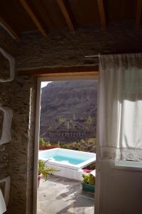- une vue sur la piscine par une porte dans l'établissement Casa pitita, à Maspalomas