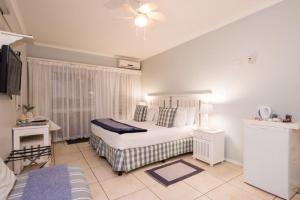 Ένα ή περισσότερα κρεβάτια σε δωμάτιο στο Flamingo Rocks +17 φωτογραφίες