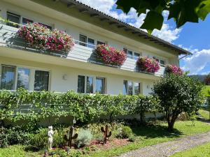 une maison avec des boîtes de fleurs sur les fenêtres dans l'établissement Hotel-Pension Sternen, à Klaus