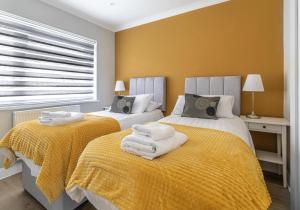 A bed or beds in a room at Seaford Retreat with Free Parking By My Getaways