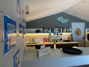 a room with a counter with a bar in it at Alevic Hotel Sirmione in Sirmione