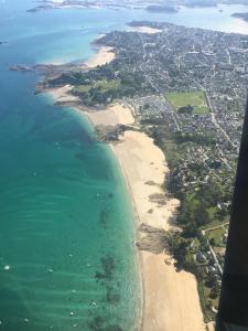 - une vue aérienne sur la plage et l'océan dans l'établissement Chambre, spa, petit déjeuner, à Le Buet