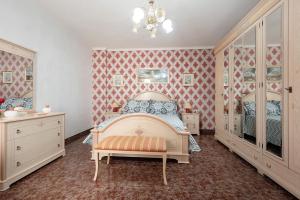 1 dormitorio con cama y papel pintado de color rosa en Ático Andrea, en Caleta de Interián