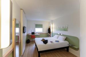 Zimmer mit einem weißen Bett und einem Schreibtisch in der Unterkunft Ibis Budget Bilbao Barakaldo in Barakaldo + 37 Fotos