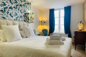 A bed or beds in a room at Splendid apartment at the foot of the castle of Amboise - View of the Loir