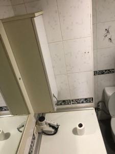 KıracにあるFATIH - TUYAP APART'Sのバスルーム(洗面台、トイレ付)