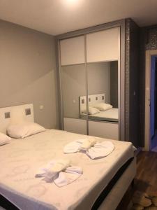 KıracにあるFATIH - TUYAP APART'Sのベッドルーム1室(大型ベッド1台、タオル付)