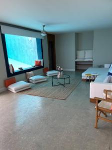 una sala de estar con 2 sofás y una ventana grande en Vistaport B - Luxury Villa, en Bodrum City