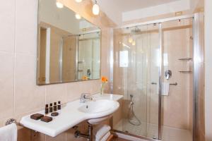 Koupelna v ubytování Antica Fornace Relais by La Principina + 24 fotografií