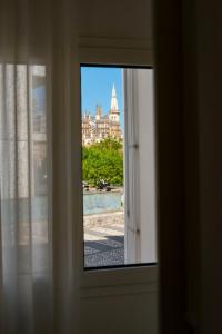 una ventana con vistas a la ciudad en The Modern 1385 Apartment en Batalha