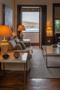 un soggiorno con divano e 2 tavoli di Isla Baja Suites a Garachico