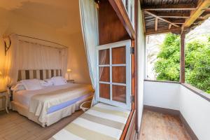 1 dormitorio con cama y ventana en Isla Baja Suites, en Garachico