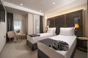 ein Hotelzimmer mit 2 Betten und einem Tisch in der Unterkunft Imagine Istanbul - Sultanahmet in Istanbul