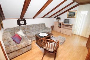 TV a/nebo společenská místnost v ubytování Apartments with a parking space Kornic, Krk - 416