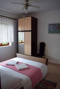 Posteľ alebo postele v izbe v ubytovaní Apartments by the sea Loviste, Peljesac - 262