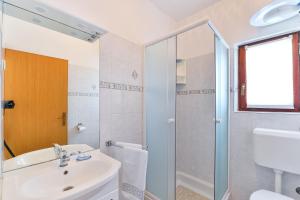 Bilik mandi di Apartment Tkon 336b