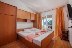 Postel nebo postele na pokoji v ubytování Apartments by the sea Igrane, Makarska - 310