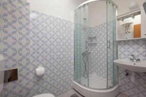Koupelna v ubytování Apartments by the sea Igrane, Makarska - 310 + 37 fotografií