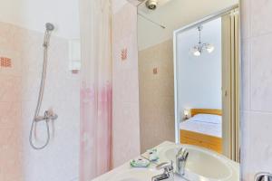 Koupelna v ubytování Apartments and rooms by the sea Tkon, Pasman - 336 + 37 fotografií