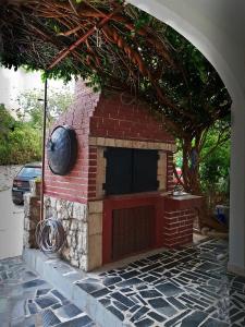 een stenen open haard met een tv erop bij Apartments with parking space Podaca, Makarska - 312 in Podaca +21 foto's