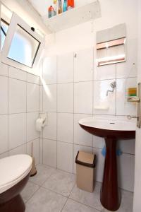 een badkamer met wastafel en toilet bij Apartments with parking space Podaca, Makarska - 312 in Podaca