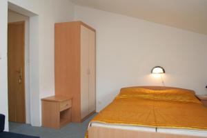 Llit o llits en una habitació de Apartments by the sea Trpanj, Peljesac - 257