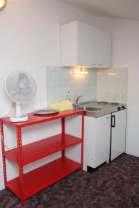 Кухня или мини-кухня в Apartments by the sea Trpanj, Peljesac - 257

