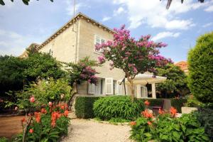 ein Haus mit Blumen davor in der Unterkunft Apartments by the sea Orebic, Peljesac - 251 in Orebić