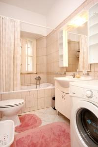 ein Bad mit einem WC, einem Waschbecken und einer Waschmaschine in der Unterkunft Apartments by the sea Orebic, Peljesac - 251 in Orebić