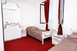 1 dormitorio con 2 camas y alfombra roja en Family friendly seaside apartments Zaton, Zadar - 298, en Zaton