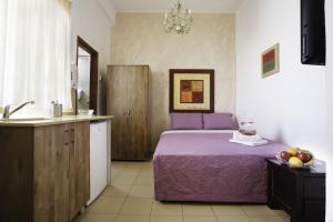מיטה או מיטות בחדר ב-מלון לואי חיפה
