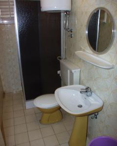 Bathroom sa Apartments by the sea Podgora, Makarska - 316