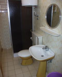 Kúpeľňa v ubytovaní Apartments by the sea Podgora, Makarska - 316