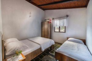 um quarto com duas camas e uma janela em Secluded fisherman's cottage Lavdara, Dugi otok - 398 em Sali