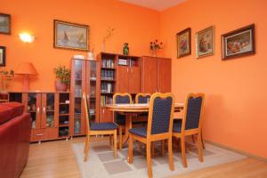 una sala da pranzo con tavolo e sedie di Apartments and rooms by the sea Zaglav, Dugi otok - 393 a Sali (Sale)