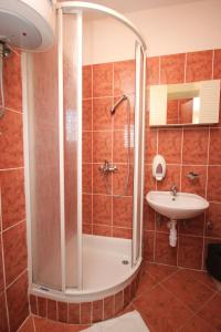 bagno con doccia e lavandino di Apartments and rooms by the sea Zaglav, Dugi otok - 393 a Sali (Sale)