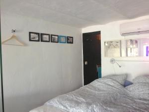 um quarto com uma cama e algumas fotografias na parede em Nirvana Loft em Théoule-sur-Mer