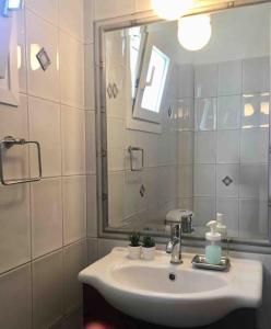 Et badeværelse på Villa Kyriaki Nea Iraklitsa 200m from the sandy beach + 91 billeder