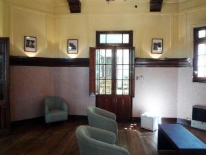 Posada Chalet de Bassi في ميندوزا: غرفة بها كراسي وطاولة وباب