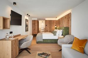 Postel nebo postele na pokoji v ubytování Hotel Marmolada + 37 fotografií