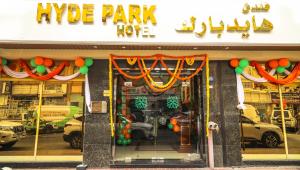 hipisowski park ze znakiem w oknie w obiekcie Hyde Park Hotel w Dubaju