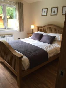 um quarto com uma cama grande e 2 almofadas em Shellow Lane Lodges em Congleton