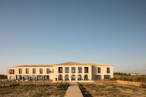 ein großes Gebäude in der Mitte eines Feldes in der Unterkunft Aethos Ericeira in Ericeira