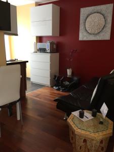een woonkamer met een bank en een tafel bij Studio-Apartment Sven in Bonn