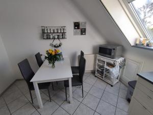 Un comedor con una mesa y sillas blancas. en Apartment Linss, en Gebesee 10 fotos más