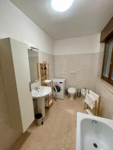ein Bad mit einem Waschbecken und einem WC in der Unterkunft Appartamento Giglio in Mantua