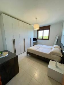 Schlafzimmer mit einem Bett und einem Fenster in der Unterkunft Appartamento Giglio in Mantua