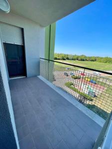 einen Balkon mit Blick auf ein Feld in der Unterkunft Appartamento Giglio in Mantua
