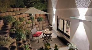 a patio with a table and chairs and an umbrella at Kleine Auszeit in Mendig